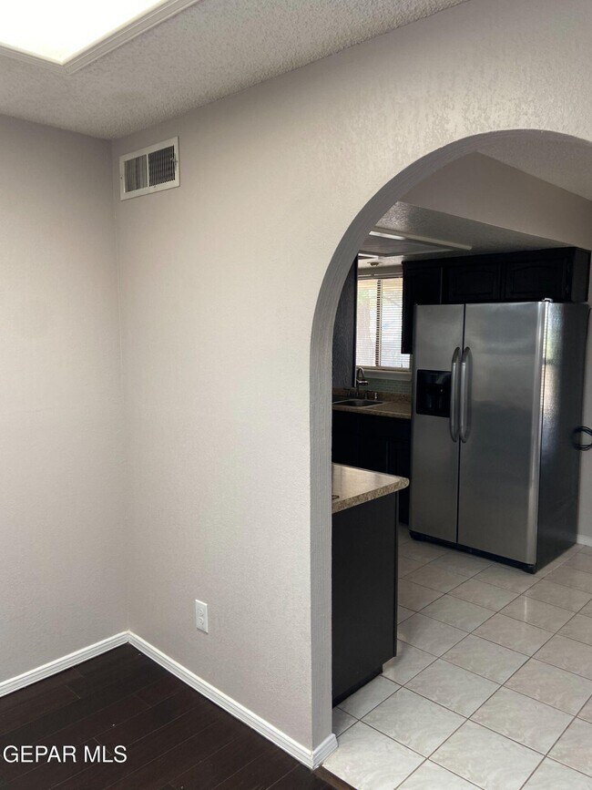 Building Photo - 6721 El Parque Dr