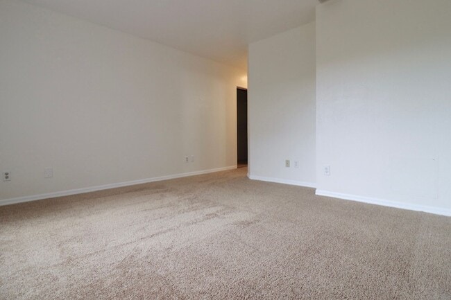 Building Photo - Welcome to this updated single-story 3-bedroom, 2-bath home located in the desirable Fairfield Mi...