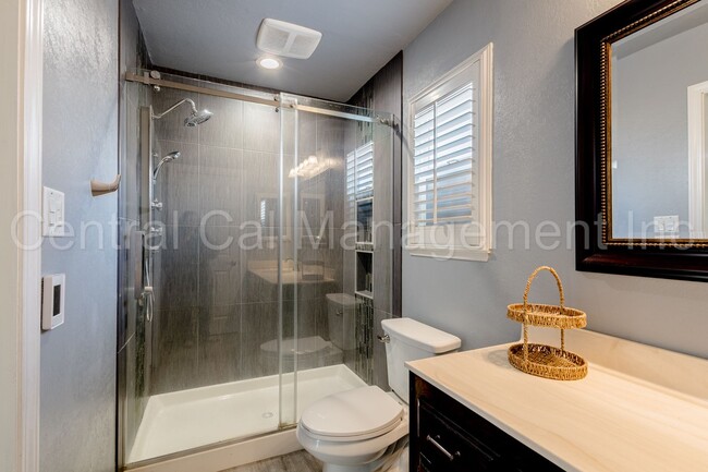 Building Photo - 3 Bedroom/2 Bath Home with Paid Solar and ...