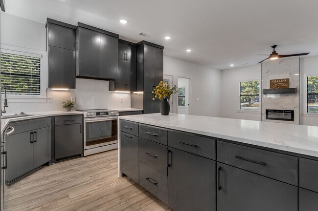 Building Photo - Brand New Bella Vista Beauty!