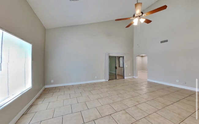 Building Photo - 5628 S 11th Dr