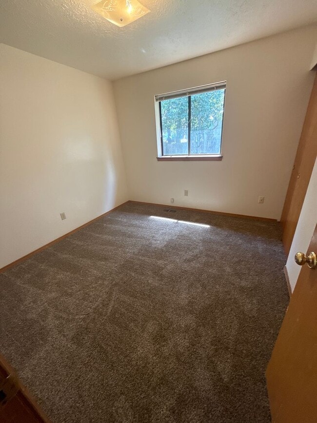 Building Photo - NE 3 BDRM, 2 Bath House, NEW Carpet & Pain...