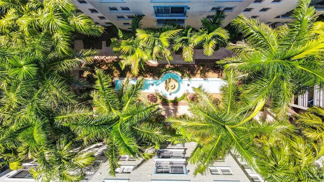 Building Photo - 533 NE 3rd Ave