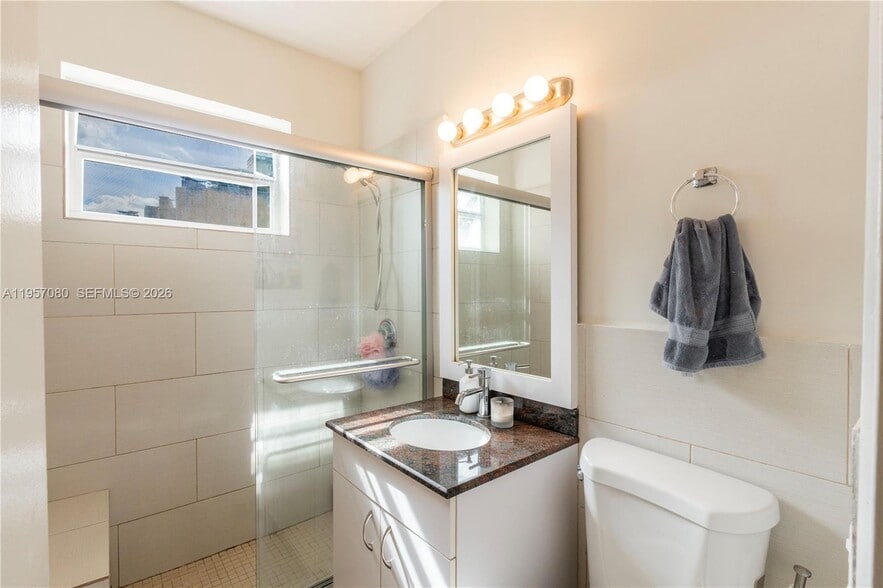 Building Photo - 728 Lenox Ave