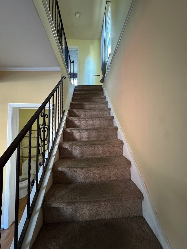 Building Photo - 5 Bedroom 2.5 Bath in Squirrel Hill