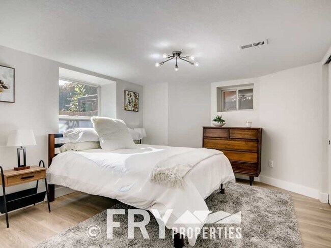 Building Photo - Bright, Remodeled Basement Apartment in Potter Highlands