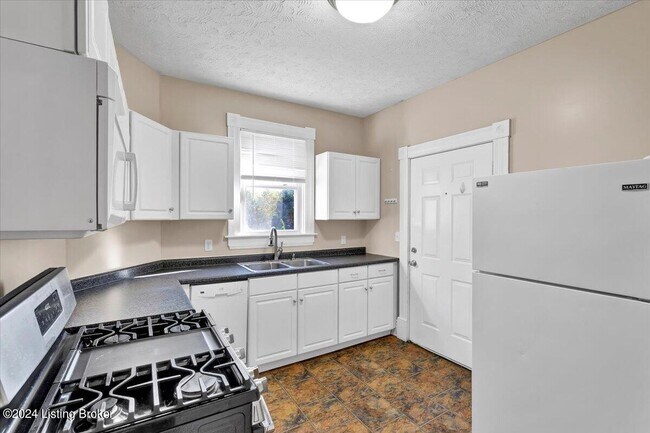 Building Photo - 1802 Deerwood Ave