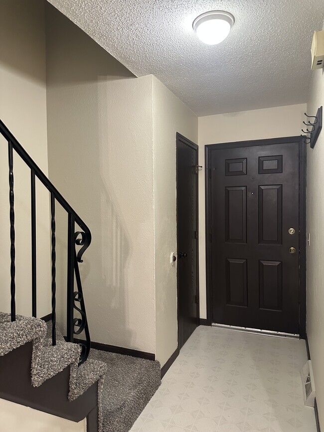 Building Photo - Two bedroom Townhouse off Lewis Ave near Alexis Rd.