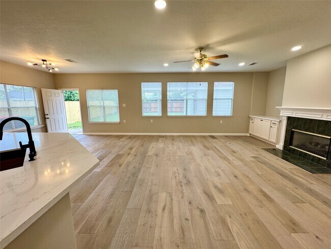 Building Photo - 16519 Village View Trail