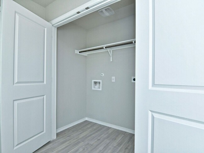 Building Photo - 4 BR/2.5 BA - 1874 SF in San Antonio - WATERWHEEL!!!