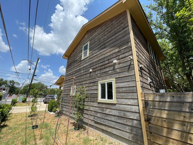 Building Photo - Amazing detached 2/2.5 duplex in Central Austin!!!