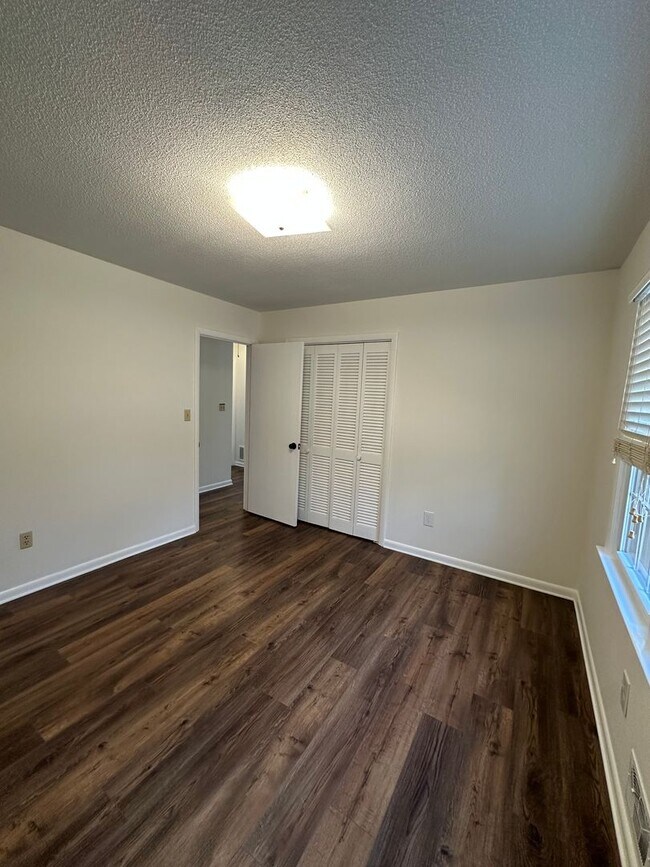 Building Photo - East-side home move-in ready