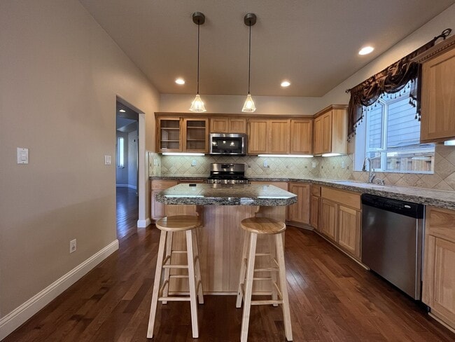 Building Photo - Beautiful 5 Bedroom Home + Office with Grand Entry, Gourmet Kitchen & Private Backyard