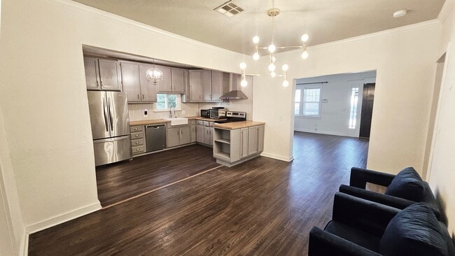 Building Photo - 3 Bed/2 Bath Paseo District Neighbor