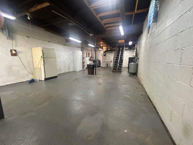 Building Photo - 35250 Hull Rd