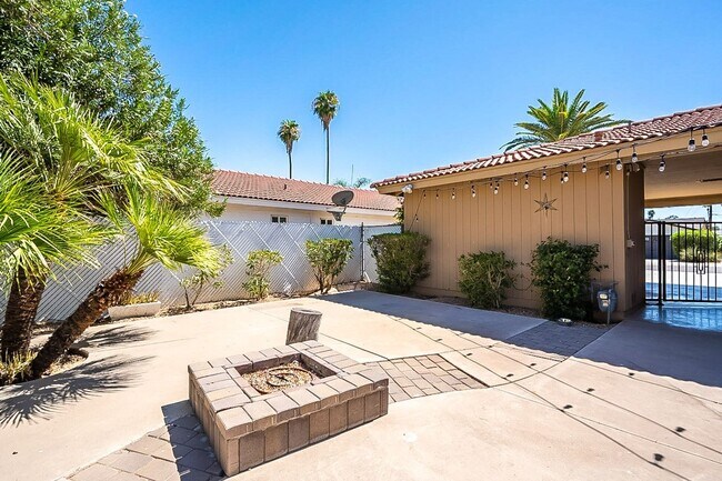 Building Photo - South Scottsdale with Views of Camelback!