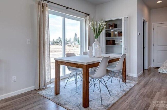 Building Photo - Newer SE 3 Bdrm House, All Appliances incl W/D, Air Cond, Community Pool, Double Garage