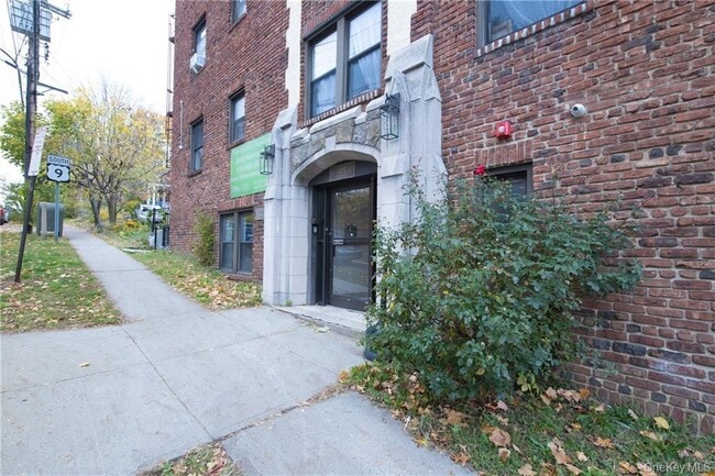 Building Photo - 381 Broadway