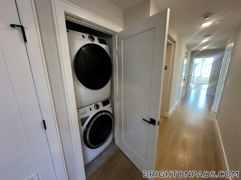 Building Photo - 104-106 Warren St.