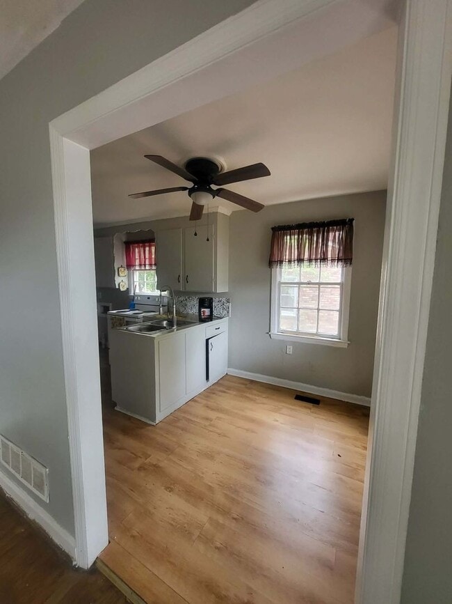 Building Photo - 3 Bedroom, 1 Bath house