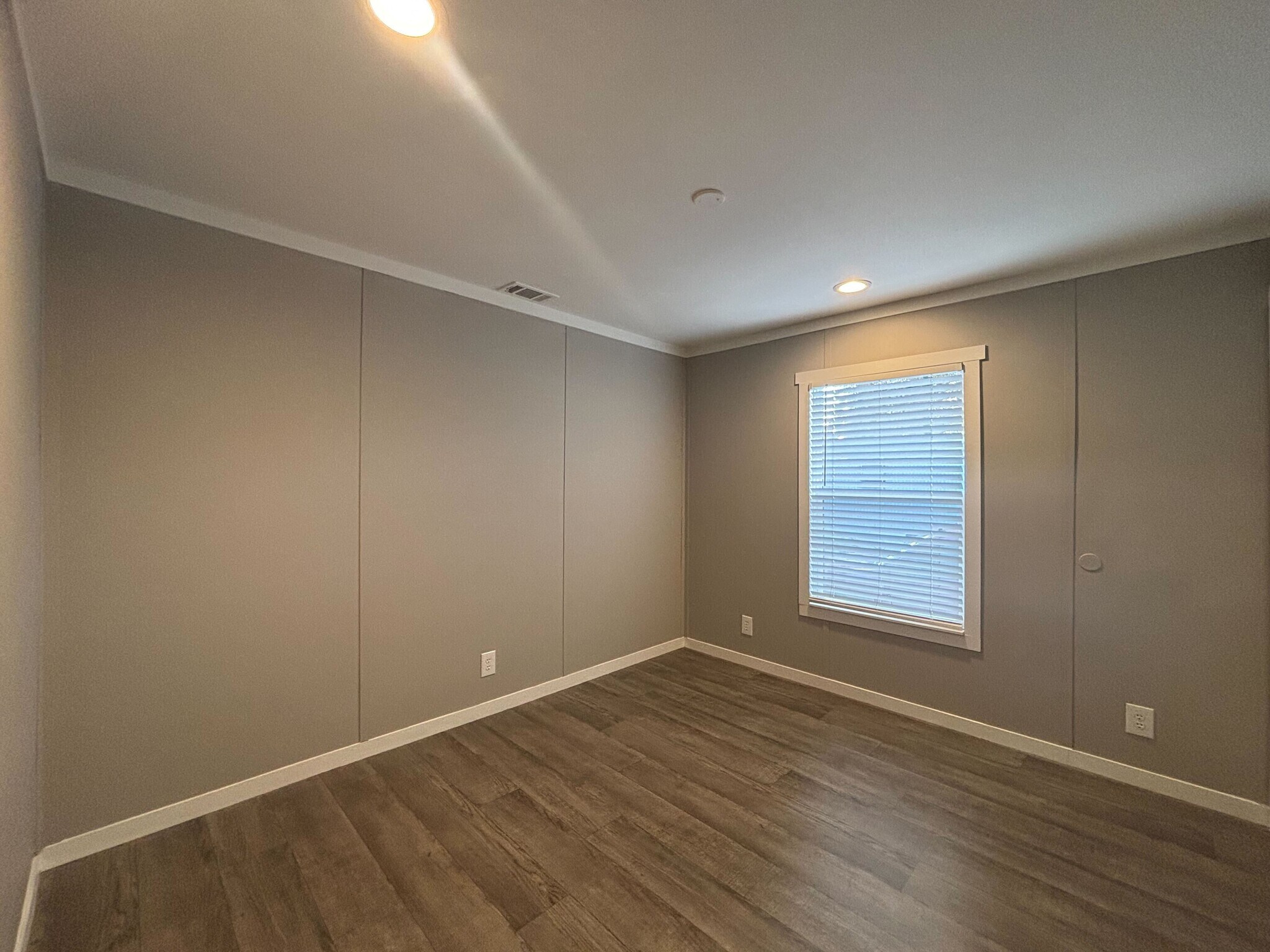 Building Photo - 116 E Semands St