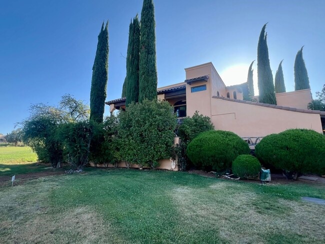Building Photo - Golf course location with Fitness Center F...