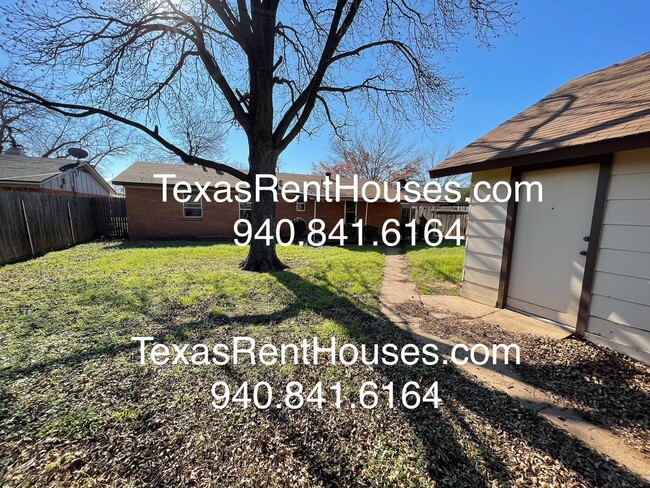 Building Photo - 3 Bedroom Home Near Lake Wichita Park and ...