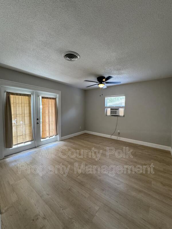 Building Photo - 2255 E Helen Cir