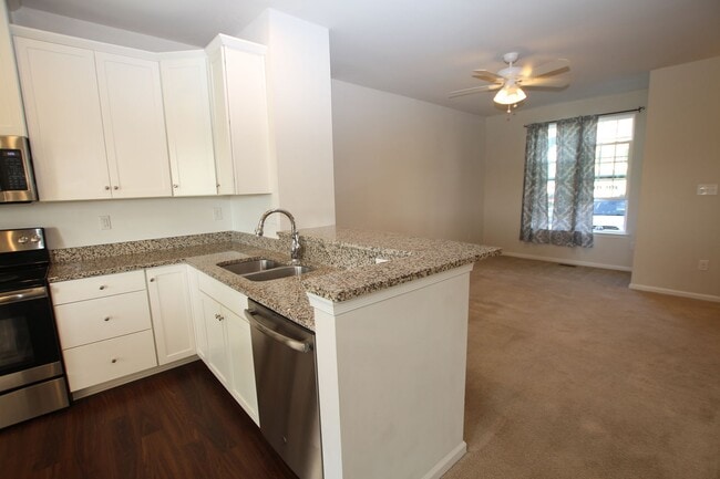 Building Photo - The Homestead- immaculate town home with community pool.