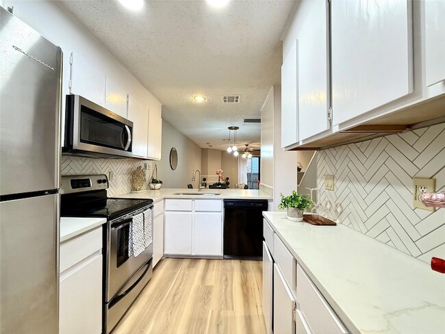Building Photo - 7122 Wood Hollow Dr