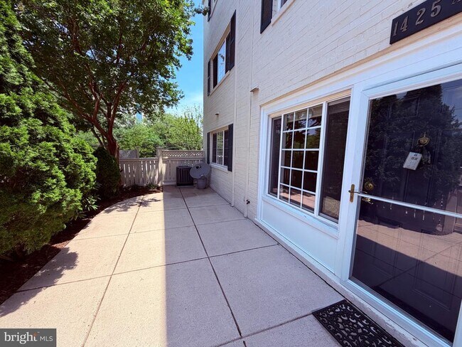 Building Photo - 1425 N Van Dorn St
