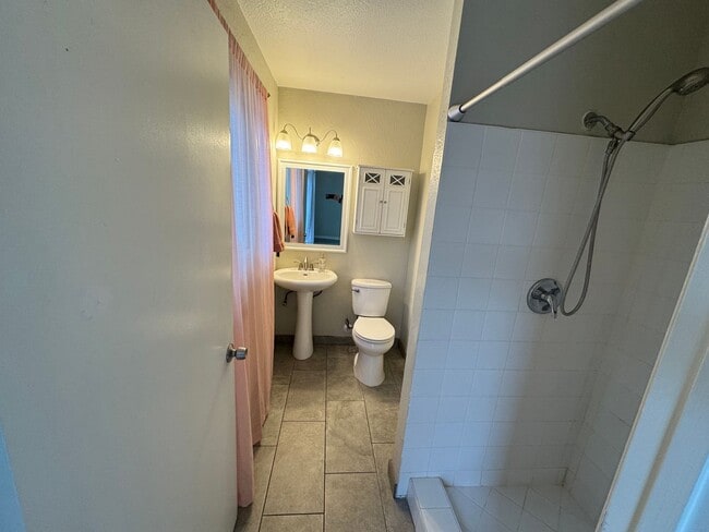 Building Photo - 428 E Montrose St