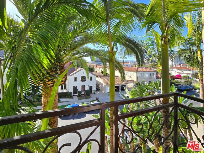 Building Photo - 10795 Wilshire Blvd