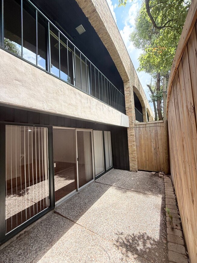 Building Photo - Modern 2/2.5/1 Townhome Across From The Me...