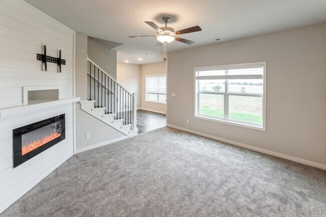 Building Photo - CORNER UNIT!! 3 Bed, 2.5 Bath Townhome in Ankeny