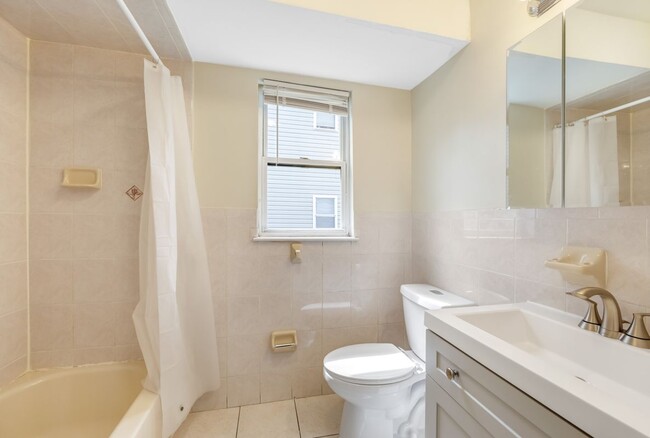 Building Photo - 14 Birks Pl