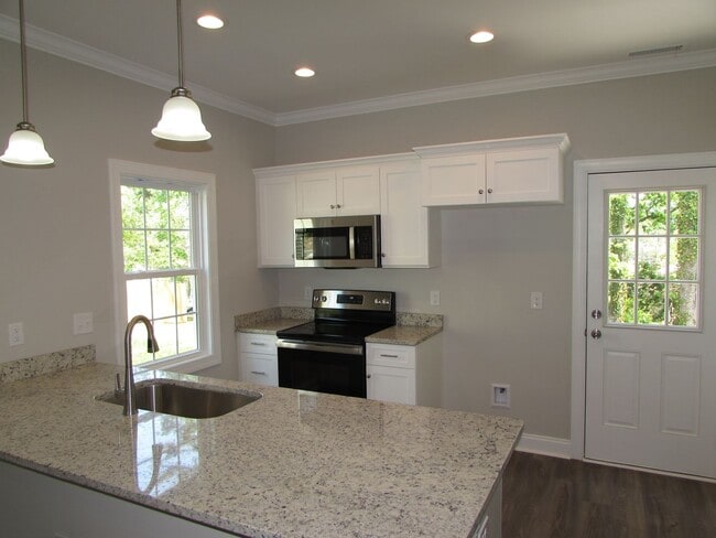 Building Photo - Great 3 Bed/1.5 Bath Home in the Heart of Hickory - Open Floor Plan - Modern Kitchen - Flat Backy...