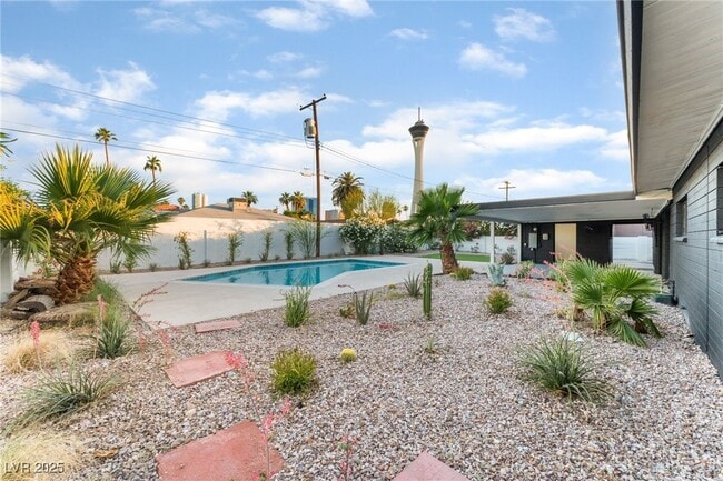Building Photo - 548 E Oakey Blvd