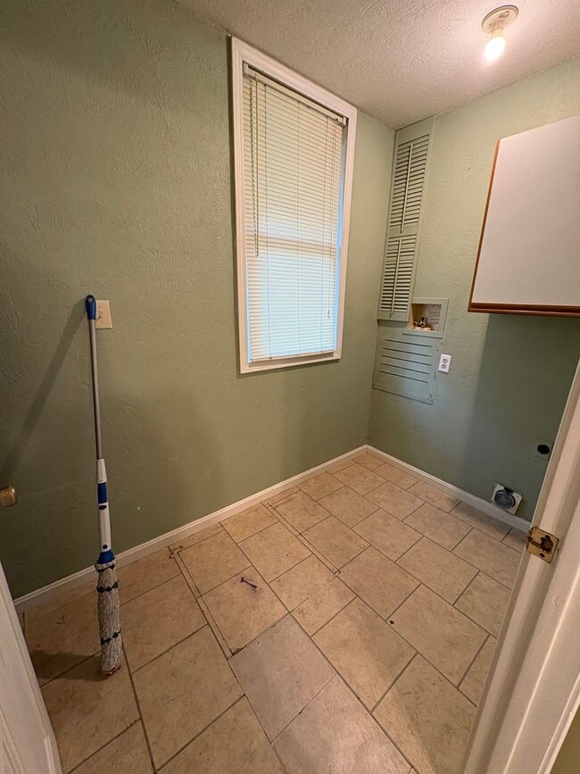 Building Photo - 933 S 4th St