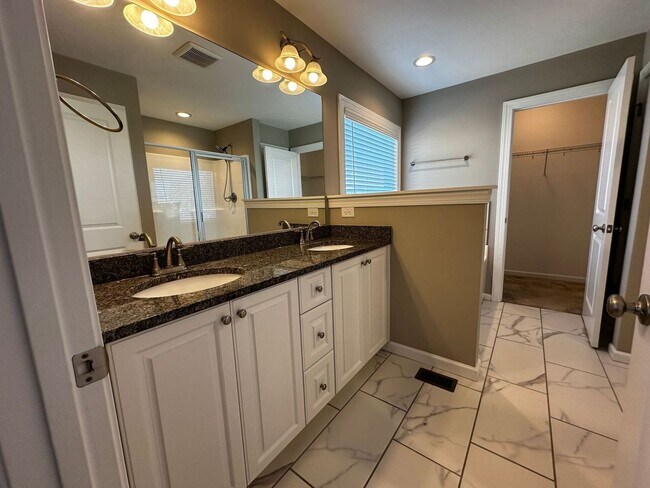 Building Photo - 977 Glenhaven Dr