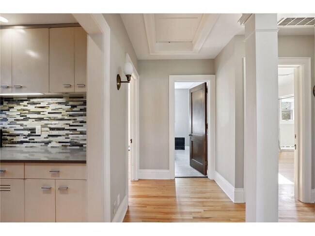Building Photo - 1720 Mt Curve Ave