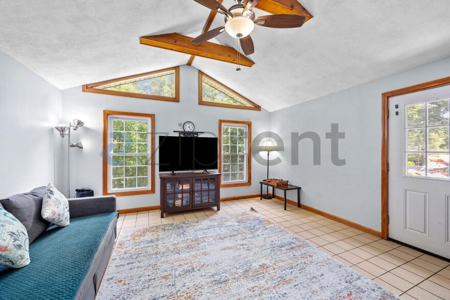 Building Photo - Unit