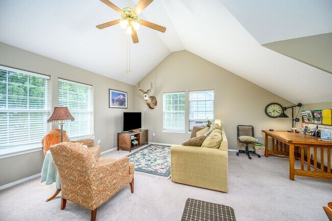 Building Photo - Large 3 Bed, 2.5 Bath Home in McMinnville-...