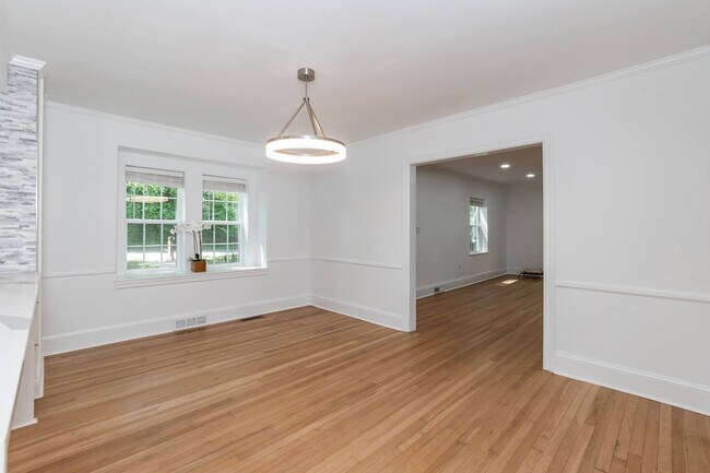 Building Photo - Sheek Updated Home With Pool!