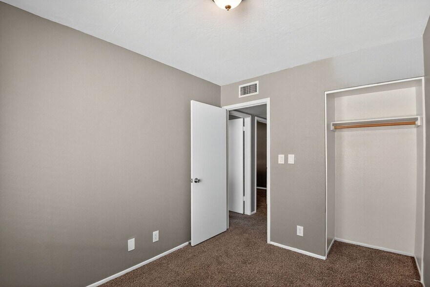 Building Photo - 1228 E Lawrence Ln