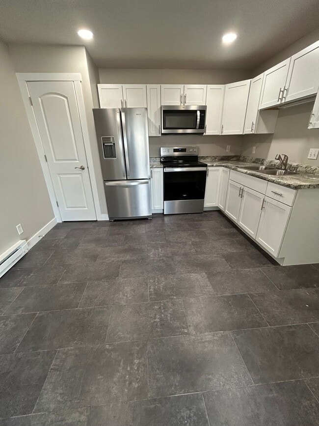 Building Photo - Recently Renovated 2 Bedroom Apartment