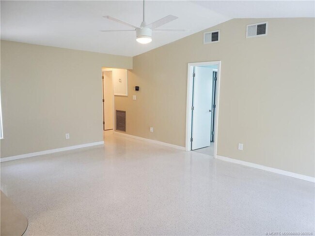 Building Photo - 3331 NE Skyline Dr