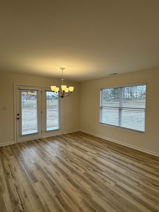 Building Photo - 4 Bedrooms! 1st Month's Rent Free!!