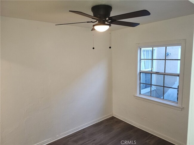Building Photo - 5913 1/2 S Wilton Pl-5913