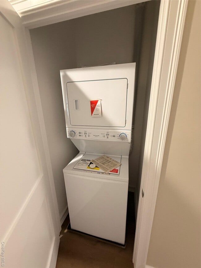 Building Photo - 122 Greenwich Ave